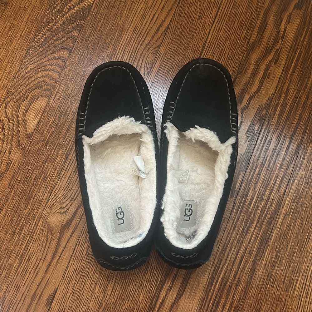 UGG BLACK SLIPPERS